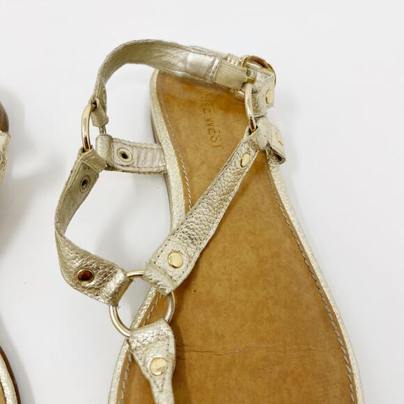 Nine West 6 Gold Thong Flat Sandals Faux Leather Gold Hardware Buckle Closure - Picture 5 of 12